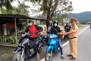 Người dân vui mừng đón nhận món quà nhỏ từ các chiến sĩ Cảnh sát giao thông Đà Nẵng.