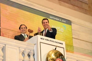 Thủ tướng Phạm Minh Chính thực hiện nghi thức rung chuông, gõ búa khai trương phiên giao dịch sáng 21/9 tại Sàn giao dịch chứng khoán New York. 