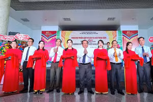 Đại biểu cắt băng khai mạc triển lãm hình ảnh, hiện vật, tư liệu và sách với chủ đề 80 năm ra đời “Đề cương về văn hóa Việt Nam” tại Cà Mau.