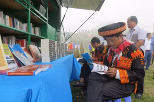 Phòng Văn hóa-Thông tin huyện Lộc Bình (Lạng Sơn) đưa sách, báo đến phục vụ bà con dân tộc Dao ở các xã trong huyện giúp đồng bào nâng cao nhận thức, trình độ dân trí, hiểu biết về pháp luật.