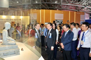 Lãnh đạo tỉnh chiêm ngưỡng bảo vật quốc gia tỉnh Quảng Ninh: Tượng Phật hoàng Trần Nhân Tông thế kỷ XVII. (Ảnh: Quỳnh Thu (Newday Media)).