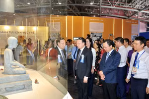 Lãnh đạo tỉnh chiêm ngưỡng bảo vật quốc gia tỉnh Quảng Ninh: Tượng Phật hoàng Trần Nhân Tông thế kỷ XVII. (Ảnh: Quỳnh Thu (Newday Media)).