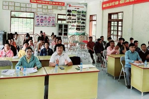 Lớp học tiếng dân tộc La Ha tại xã Nặm Ét, huyện Quỳnh Nhai.