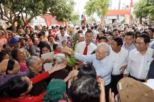 Tổng Bí thư Nguyễn Phú Trọng với nhân dân tại thôn Thượng Điện, xã Vinh Quang, huyện Vĩnh Bảo trong Ngày hội đại đoàn kết toàn dân tộc tại thành phố Hải Phòng (15/11/2017). (Ảnh: TTXVN)