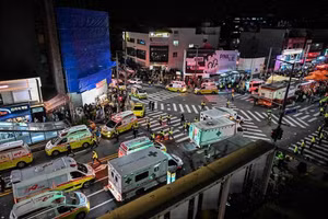 Lực lượng chức năng Hàn Quốc tại hiện trường vụ giẫm đạp. (Ảnh: AFP/TTXVN)