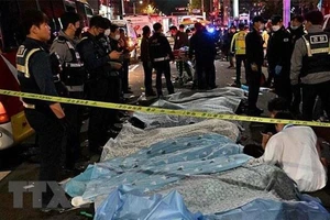 Lực lượng chức năng Hàn Quốc điều tra tại hiện trường vụ giẫm đạp trong lễ Halloween ở Itaewon, Seoul. (Ảnh: AFP/TTXVN)