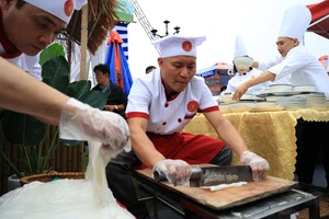 Trình diễn phở Việt tại Festival Phở 2024.