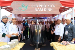 Thưởng thức 2.500 bát phở từ nồi phở khổng lồ
