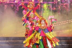 Trình diễn múa Lục cúng hoa đăng. (Ảnh: KHIẾU MINH)