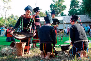 Chuẩn bị cho lễ mừng lúa mới. (Ảnh: Làng Văn hóa-Du lịch các dân tộc Việt Nam)