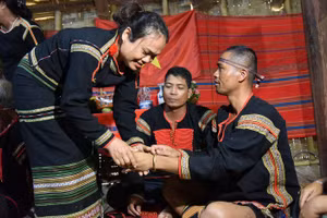 Hai nghệ nhân Hyum Niê và Y Vâng Brông tái hiện lễ kết nghĩa Mẹ-Con. (Ảnh: PHẠM TIỆP)