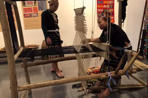 Phụ nữ dân tộc Thái Thanh trình diễn kỹ thuật dệt vải căn sợi tại Viện Goethe trong triển lãm của Craftlink.