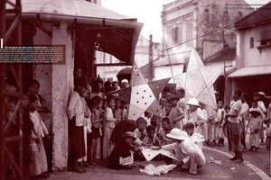 Một đám trẻ chuẩn bị rước đèn. (Ảnh trong bộ sưu tập của nhà sử học Dương Trung Quốc)