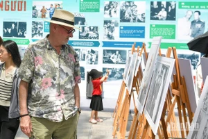 Khách du lịch nước ngoài tham quan Triển lãm. (Ảnh: THẾ ĐẠI)