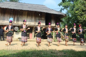 Phụ nữ dân tộc Khơ Mú trình diễn nhạc cụ dân tộc. (Ảnh minh họa)