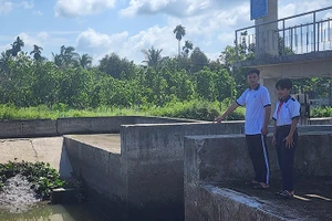 Hai em Mai Hoàng Phi và Nguyễn Thanh Tâm chỉ nơi cứu bạn khỏi đuối nước.