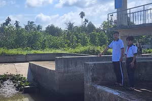 Hai em Mai Hoàng Phi và Nguyễn Thanh Tâm chỉ nơi cứu bạn khỏi đuối nước.