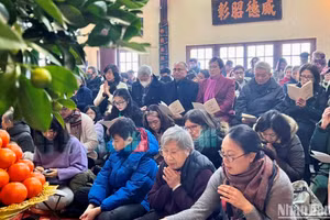 Đại sứ Việt Nam tại Pháp Đinh Toàn Thắng và Phu nhân cùng Đại sứ, Trưởng phái đoàn Việt Nam bên cạnh UNESCO Lê Thị Hồng Vân và cộng đồng người Việt dự lễ cầu an đầu năm tại Thiền viện Trúc Lâm. (Ảnh: MINH DUY)