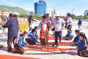 Trình diễn trích đoạn lễ hội Chá Mùn của người Thái đen (Thanh Hóa). (Ảnh: LƯƠNG TÙNG)