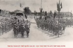 Toàn cảnh lễ đài tại Quảng trường Ba Đình, Hà Nội, ngày 2/9/1945. (Ảnh: Trung tâm Lưu trữ quốc gia III)
