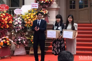 Thư viện Quốc gia tặng sách đại diện cho một số trường học ở Hà Nội.