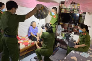 Công an huyện Thạch Hà (Hà Tĩnh) trong thực hiện chiến dịch cấp căn cước công dân.