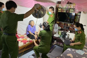 Công an huyện Thạch Hà (Hà Tĩnh) trong thực hiện chiến dịch cấp căn cước công dân.