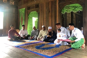 Nghi lễ cắt tóc và đặt tên cho trẻ của người Chăm Islam.