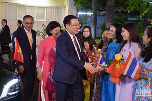 Chủ tịch Quốc hội gặp gỡ cán bộ, nhân viên Đại sứ quán Việt Nam tại Thái Lan.