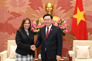 Chủ tịch Quốc hội Vương Đình Huệ chào mừng Phó Chủ tịch Quốc hội Cuba Ana María Mari Machado. (Ảnh: DUY LINH)