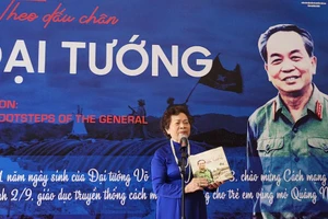 Nhà giáo, nhà thơ, nhà báo Nguyễn Thị Mỹ Dung phát biểu tại Triển lãm.