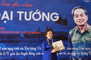 Nhà giáo, nhà thơ, nhà báo Nguyễn Thị Mỹ Dung phát biểu tại Triển lãm.