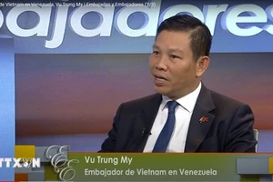 Đại sứ Vũ Trung Mỹ trả lời phỏng vấn Kênh truyền hình Globovisión. (Ảnh: Đại sứ quán cung cấp)