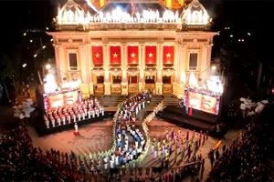 Chương trình có sự kết hợp cả sân khấu bên trong và ngoài Nhà hát Lớn Hà Nội. (Ảnh chụp màn hình)