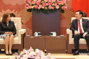 Chủ tịch Quốc hội Vương Đình Huệ và Phó Chủ tịch Quốc hội Cuba Ana María Mari Machado tại buổi tiếp. (Ảnh: DUY LINH)