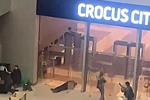 Hình ảnh trích từ video cho thấy các tay súng đang di chuyển vào trong trung tâm thương mại Crocus City Hall ở Krasnogorsk, ngoại ô Moskva, Nga ngày 22/3. (Ảnh: AFP/TTXVN)
