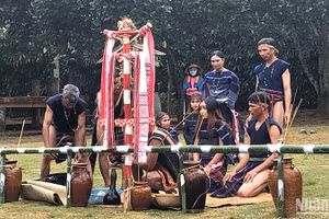 Hoạt động tái hiện lễ cưới người Bana tại Làng.