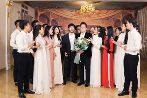 NSND Quốc Hưng cùng các học trò trong MV. (Ảnh chụp màn hình)