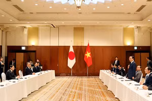 Chủ tịch nước Võ Văn Thưởng tiếp Thống đốc Fukuoka và lãnh đạo một số địa phương khu vực Kyushu. (Ảnh: TTXVN)