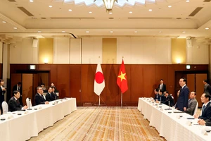 Chủ tịch nước Võ Văn Thưởng tiếp Thống đốc Fukuoka và lãnh đạo một số địa phương khu vực Kyushu. (Ảnh: TTXVN)