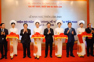 Các đồng chí lãnh đạo Đảng, Nhà nước cắt băng khai mạc triển lãm. (Ảnh: NAM NGUYỄN)