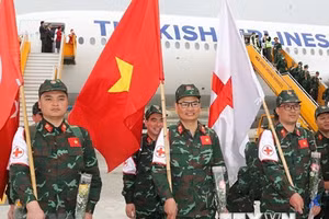 Cán bộ, chiến sĩ Quân đội Việt Nam vừa hoàn thành xuất sắc nhiệm vụ ở Thổ Nhĩ Kỳ về đến sân bay Nội Bài. (Ảnh: TTXVN)