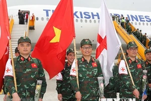 Cán bộ, chiến sĩ Quân đội Việt Nam vừa hoàn thành xuất sắc nhiệm vụ ở Thổ Nhĩ Kỳ về đến sân bay Nội Bài. (Ảnh: TTXVN)