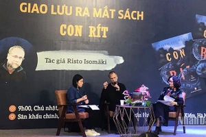 Tác giả Risto Isomaki giao lưu với độc giả của Nhà xuất bản Phụ nữ Việt Nam.