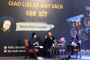 Tác giả Risto Isomaki giao lưu với độc giả của Nhà xuất bản Phụ nữ Việt Nam.