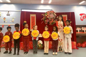 Các em học sinh tìm hiểu về Tết Việt. (Ảnh: Ban tổ chức)