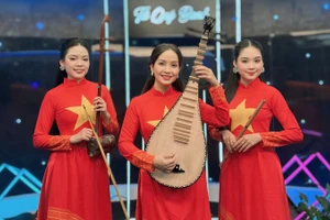 Nghệ sĩ tỳ bà Diệu Thảo (giữa) và các học trò của mình. (Ảnh: NVCC)