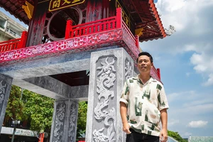 Đạo diễn Phạm Hoàng Giang trước mô hình Khuê Văn Các. (Ảnh: NVCC)