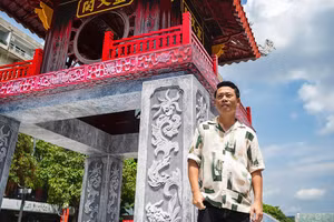 Đạo diễn Phạm Hoàng Giang trước mô hình Khuê Văn Các. (Ảnh: NVCC)