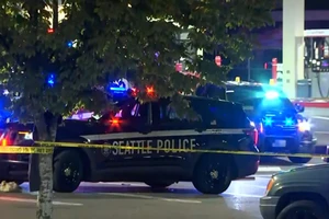 Cảnh sát Mỹ làm việc tại hiện trường vụ xả súng ở phía Nam Seattle. (Nguồn: CNN)